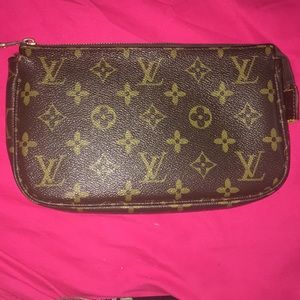 LOUIS VUITTON POCHETTE
